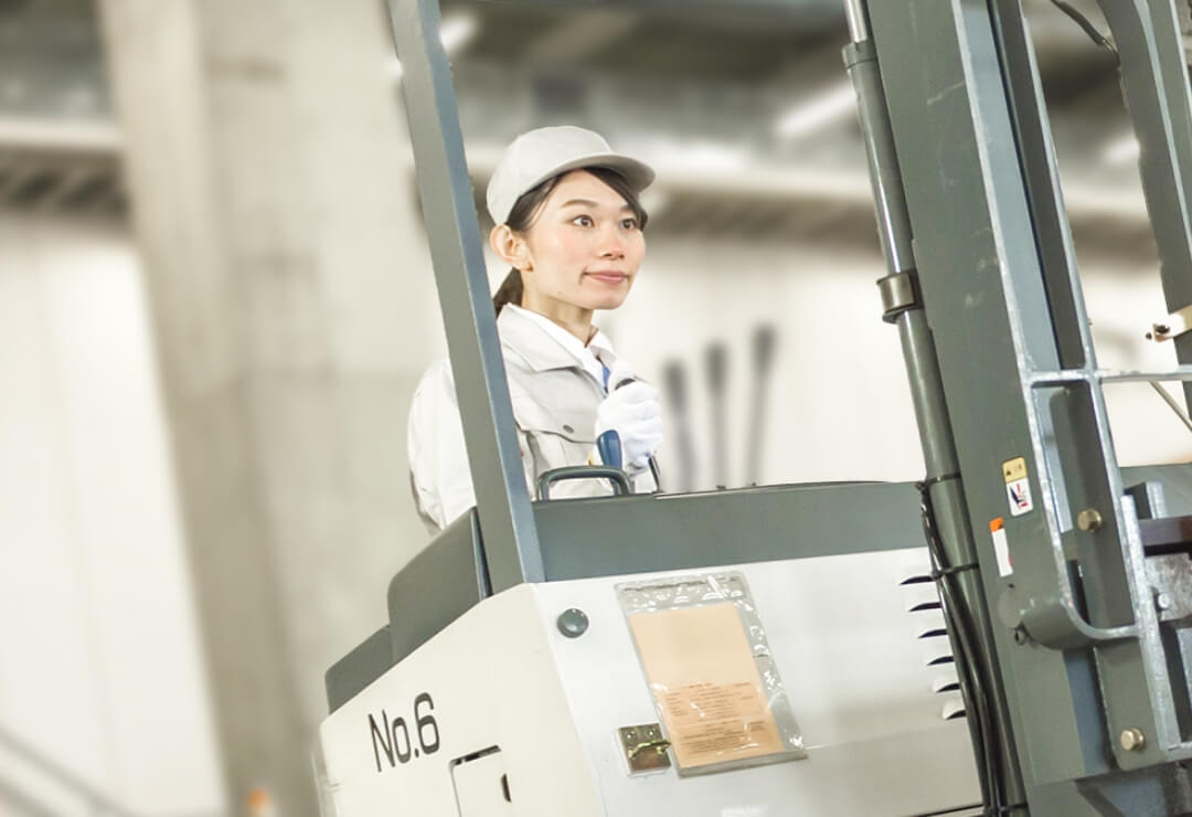 フォークリフトを操作する女性社員