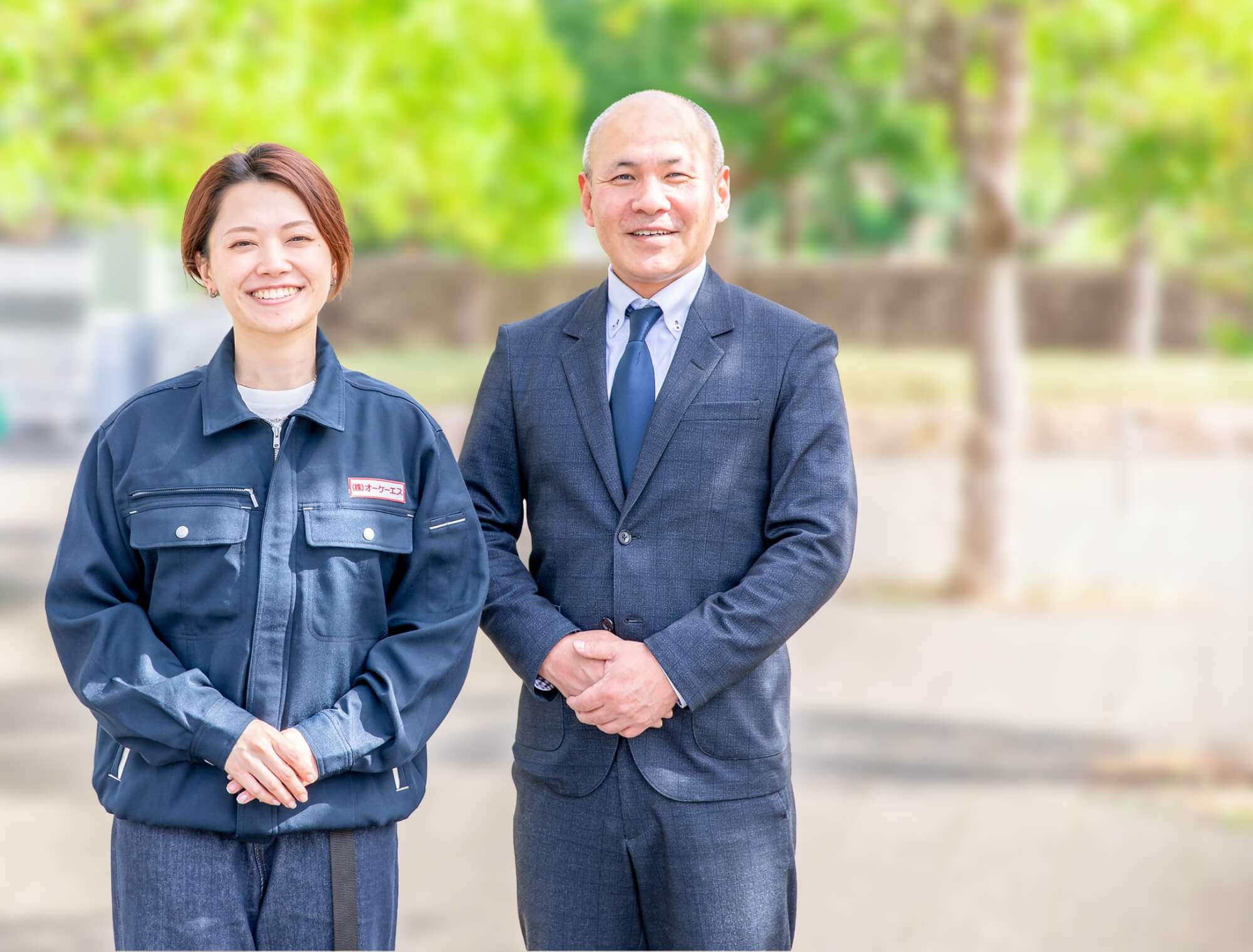 笑顔の男女