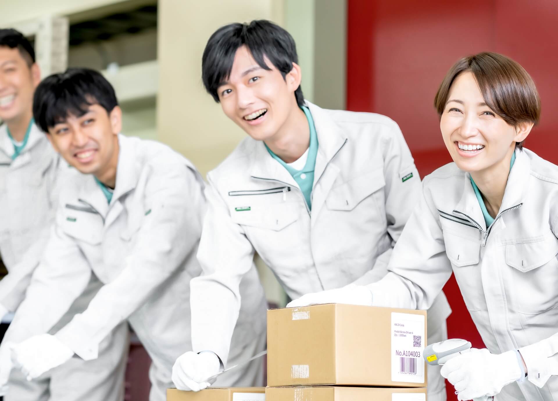 機械を操作する笑顔の女性社員