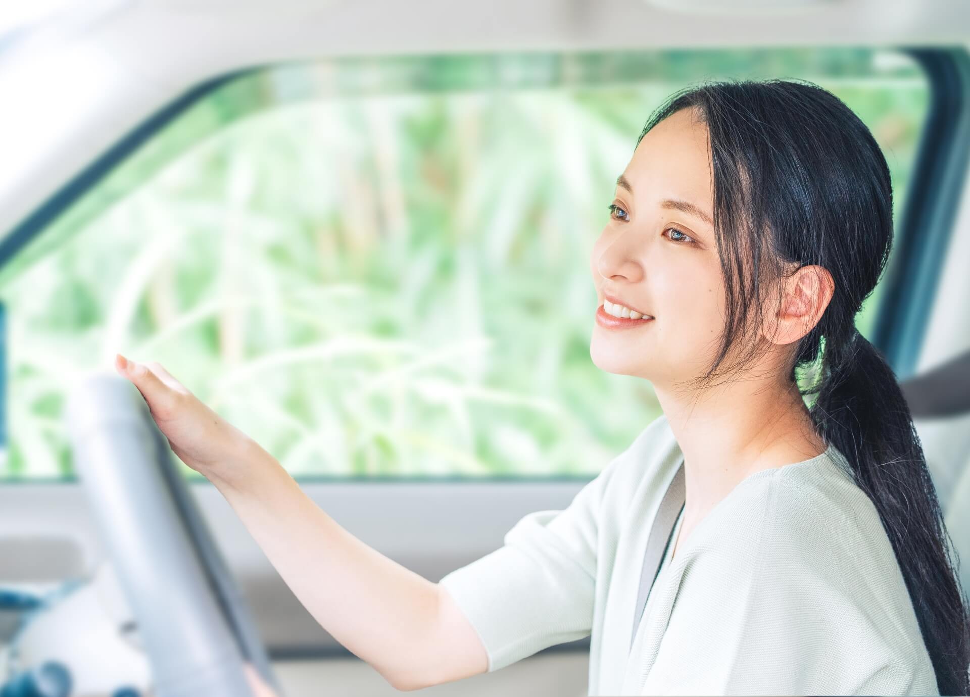 車を運転する女性社員