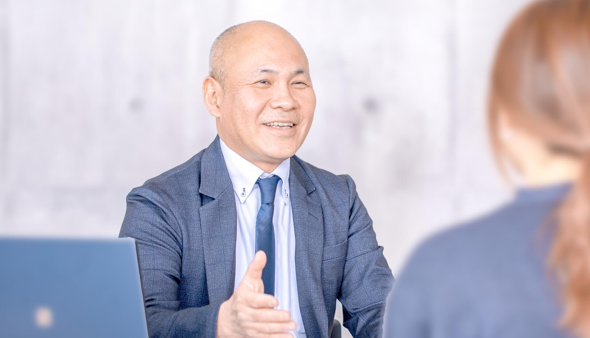 笑顔の男性社員