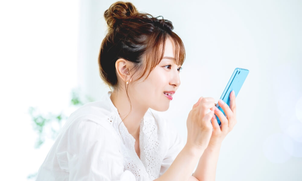 スマートフォンを操作する女性
