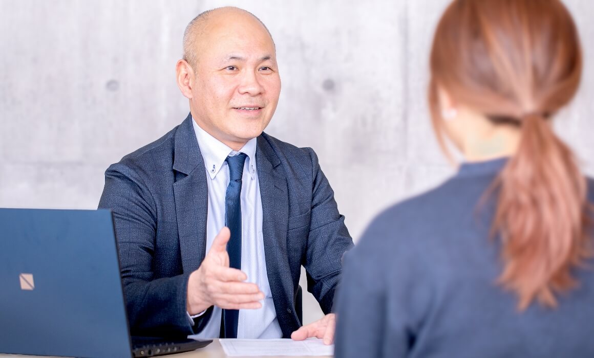 会話する男女社員