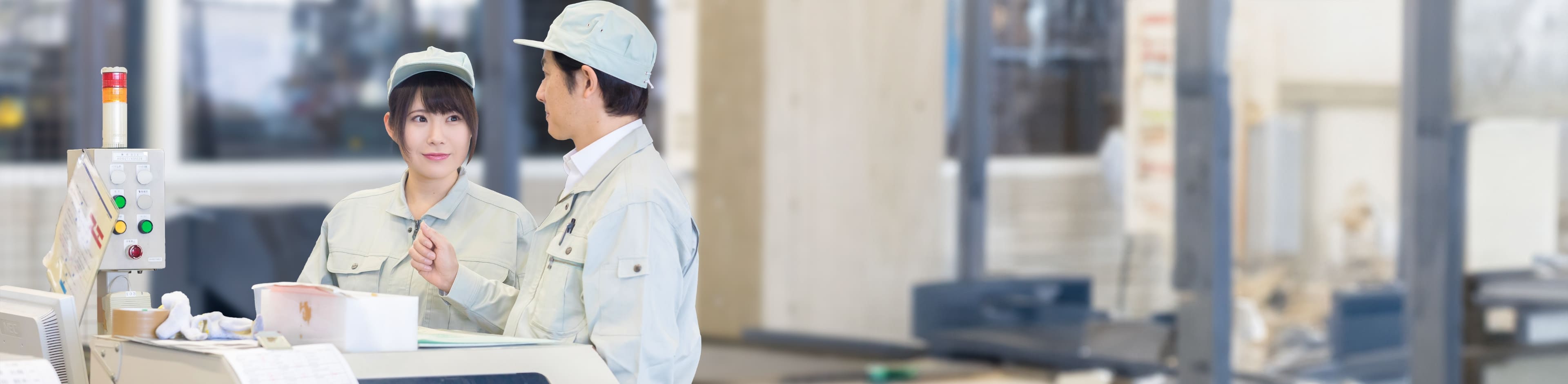 作業服姿の男女社員