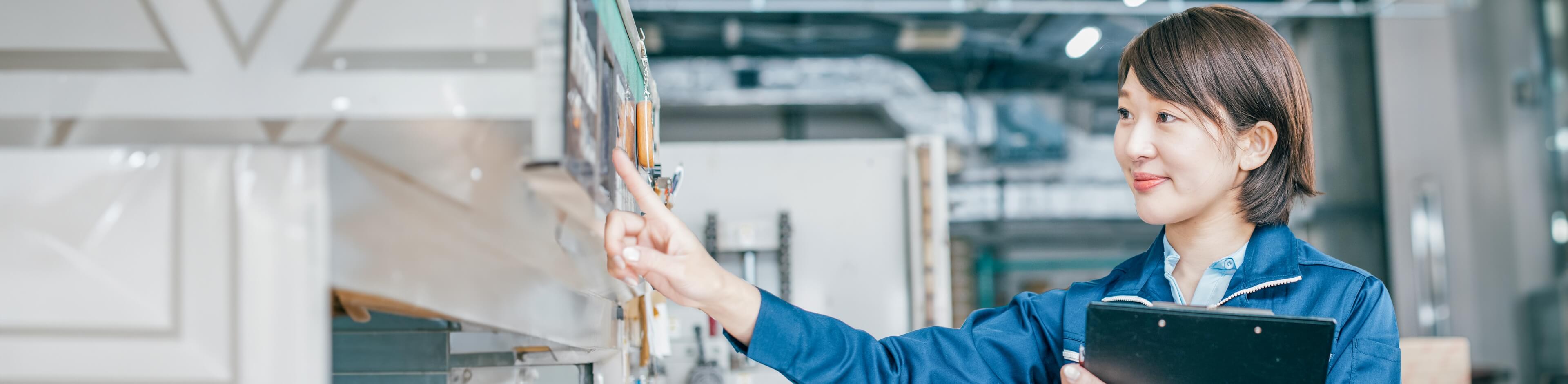 機械を操作する女性社員