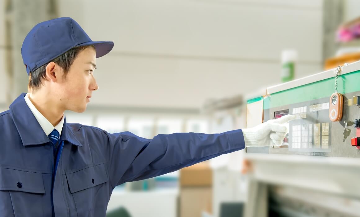 機械を操作する男性社員