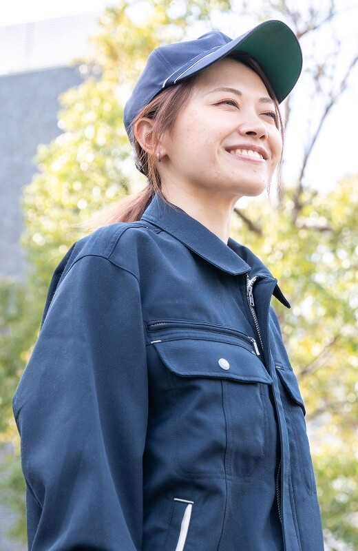 作業服姿の女性社員