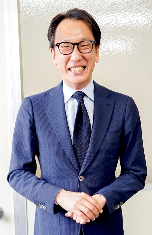 笑顔の男性社員
