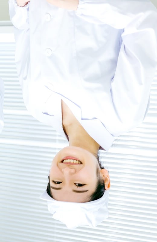白衣姿の男女社員